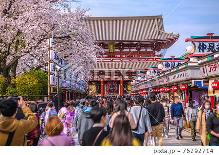日本の東京都市景観 解除(緊急事態宣言再延長解除)で賑わいが戻った浅草寺は桜も満開=3月27日 日本の東京都市景観 解除(緊急事態宣言再延長解除)で賑わいが戻った浅草寺は桜も満開=3月27日 76292714