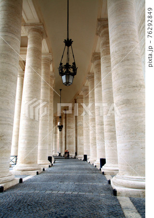 サンピエトロ大聖堂の大列柱廊 76292849