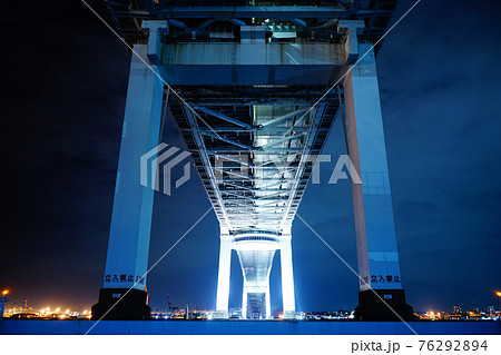 大黒ふ頭西緑地から見上げた夜の横浜ベイブリッジ 76292894