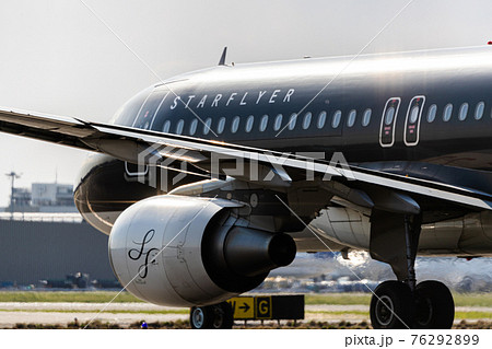 羽田空港・タキシングする旅客機 羽田空港・タキシングする旅客機 76292899