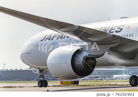 羽田空港・タキシングする旅客機 76292903