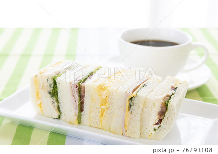 おいしいミックスサンドとコーヒー おいしいミックスサンドとコーヒー 76293108