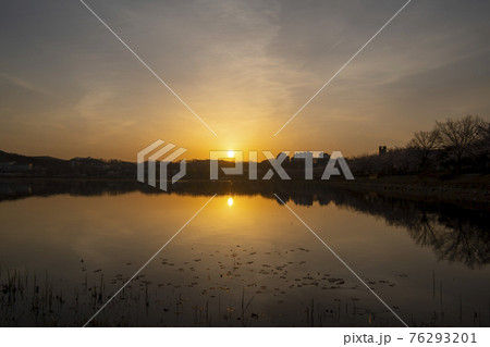 日の出 夕焼け 湖 76293201