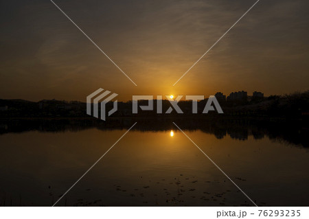日の出 夕焼け 湖 76293235