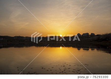日の出 夕焼け 湖 76293300