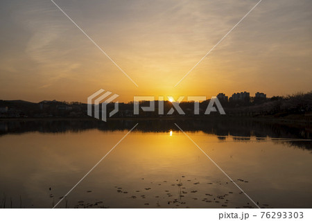日の出 夕焼け 湖 76293303
