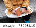 1歳児の手と落ち葉 76293815