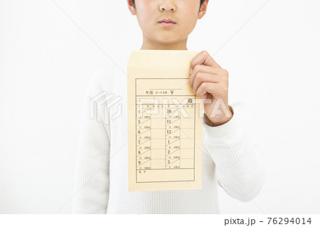 月謝袋を持つ子供 76294014