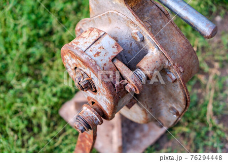 House lifting jack. Old rusty mechanical screw jack House lifting jack. Old rusty mechanical screw jack 76294448