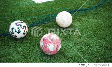 サッカーコートに転がるボール（人工芝のフットサル場）＜04＞ 76295084