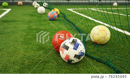 サッカーコートに転がるボール（人工芝のフットサル場）＜01＞ 76295095