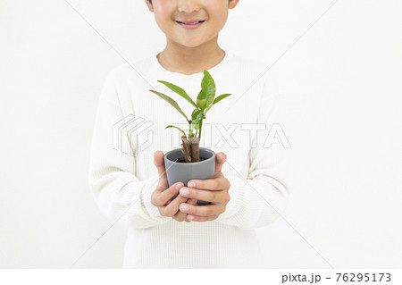 植木鉢を持つ子供 植木鉢を持つ子供 76295173