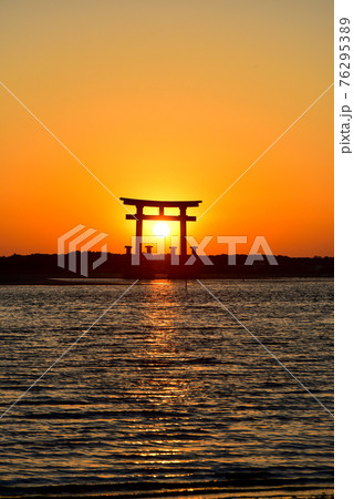 弁天島にある赤鳥居に沈む美しい夕陽 弁天島にある赤鳥居に沈む美しい夕陽 76295389