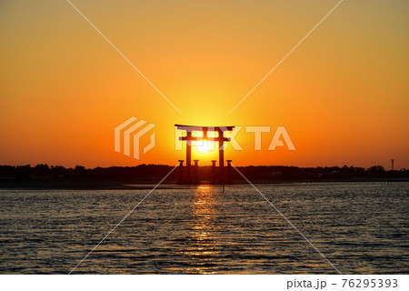 弁天島にある赤鳥居に沈む美しい夕陽 弁天島にある赤鳥居に沈む美しい夕陽 76295393