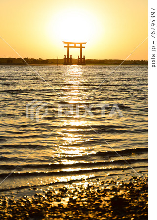 弁天島にある赤鳥居に沈む美しい夕陽 76295397