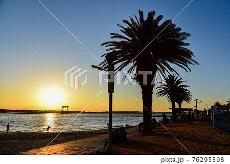 弁天島にある赤鳥居に沈む美しい夕陽 弁天島にある赤鳥居に沈む美しい夕陽 76295398