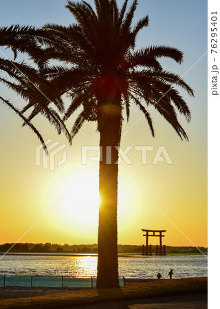 弁天島にある赤鳥居に沈む美しい夕陽 弁天島にある赤鳥居に沈む美しい夕陽 76295401
