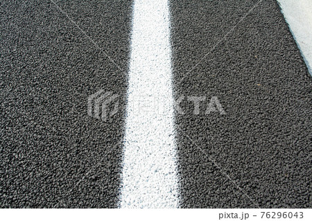 アスファルトに引かれた白線 アスファルトに引かれた白線 76296043