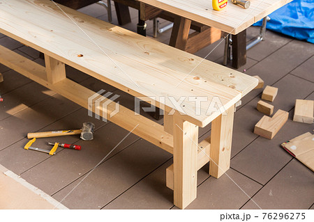 ウッドデッキでDIYをする様子 ウッドデッキでDIYをする様子 76296275