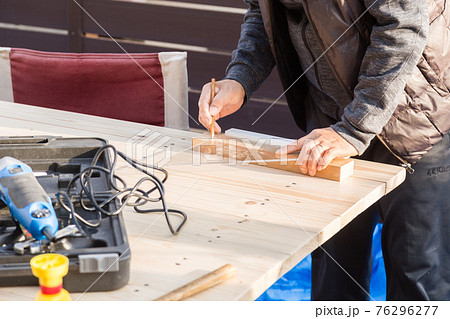 ウッドデッキでDIYをする男性 76296277
