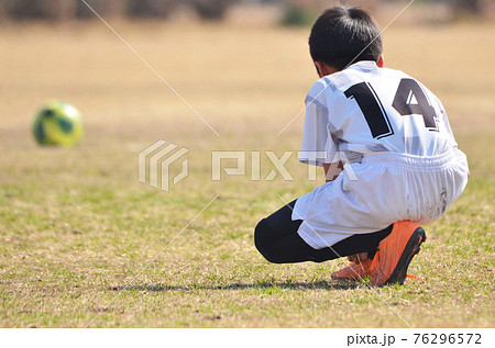 少年サッカーの試合 靴ひもを結び直す選手 37 の写真素材