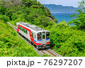 岩手船越～織笠間の海をバックに走る三陸鉄道リアス線36-700形 76297207