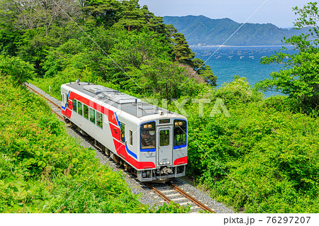 岩手船越～織笠間の海をバックに走る三陸鉄道リアス線36-700形の写真