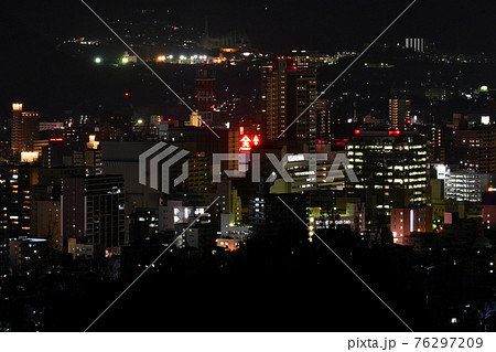 広島県福山市の草戸山公園展望台（いつもの展望台）から見たJR福山駅周辺の夜景 76297209