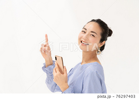 スマホ スマートフォン ミドル女性 スマホ スマートフォン ミドル女性 76297403