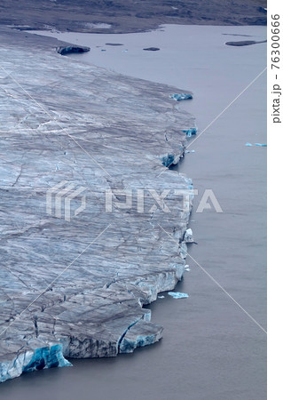 icebergs are formed on the end of glacier tongue icebergs are formed on the end of glacier tongue 76300666