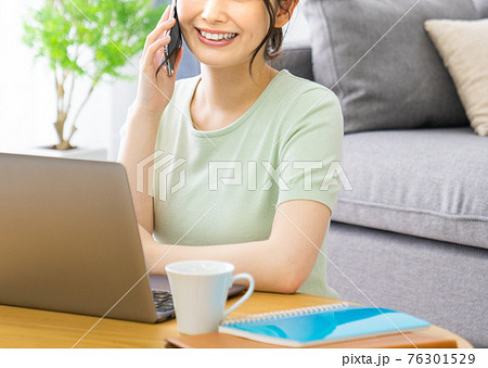 自宅でテレワークをする女性 76301529