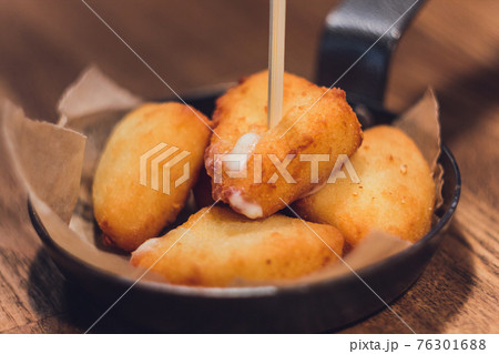 Bowl of arancini - rice balls with mozzarella. 76301688