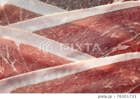 Sliced prosciutto, top view. 76301733