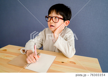 勉強嫌いなお調子者の小学生 勉強嫌いなお調子者の小学生 76303354