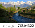 白馬大出のつり橋から春を迎えた白馬山系 76304322