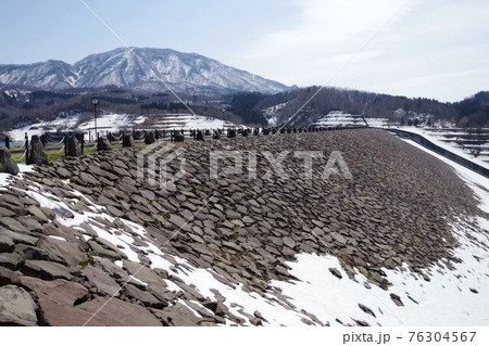 早春の上越市・柿崎川ダム 76304567