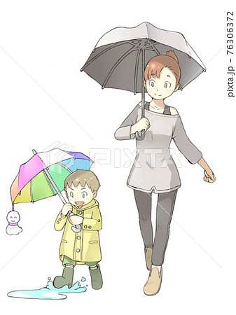 ママと男の子が傘をさして歩いている様子 76306372