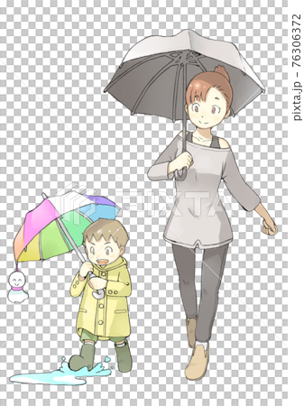 ママと男の子が傘をさして歩いている様子 76306372