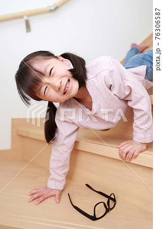 自宅の階段から落ちる幼児の女の子 76306587