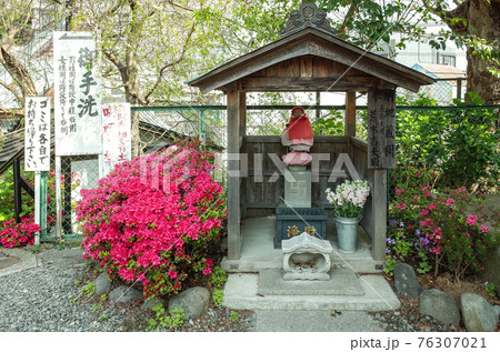 赤い帽子と前掛けのお地蔵様 赤い帽子と前掛けのお地蔵様 76307021