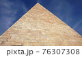 イタリアのローマのピラミッドと青い空 76307308