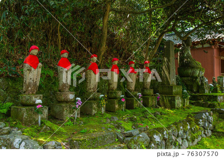 秋田にかほの春　新緑の蚶満寺　地震供養地蔵尊 76307570
