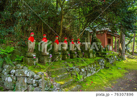 秋田にかほの春　新緑の蚶満寺　地震供養地蔵尊 76307896