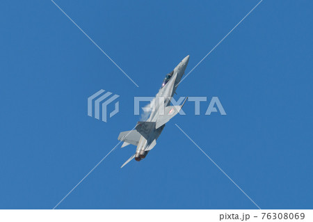 スイス空軍F/A-18Cホーネット急上昇 76308069