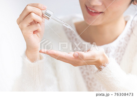 ビューティーイメージ 美容液を手に垂らす女性 ビューティーイメージ 美容液を手に垂らす女性 76308473