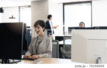 オフィスで働くビジネスパーソン オフィスで働くビジネスパーソン 76308906