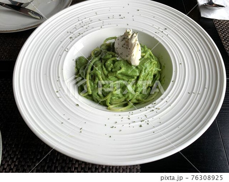 イタリア料理店のジェノベーゼパスタ 76308925