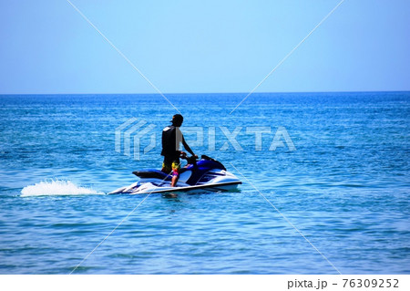 水上バイクを楽しむ風景 76309252