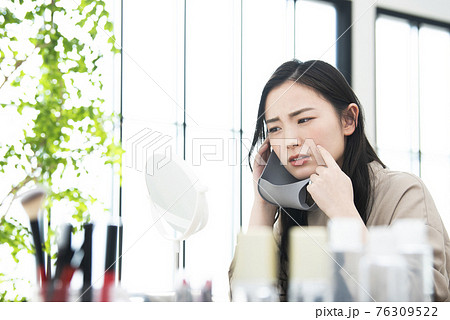 女性 マスク 肌荒れ 悩む 女性 マスク 肌荒れ 悩む 76309522