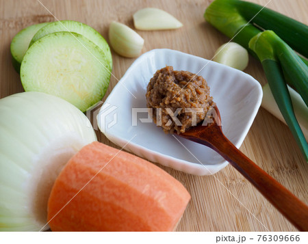 味噌 豆 食べ物 76309666